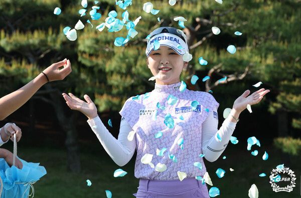 이예원이 '제17회두산매치플레이'에서 우승축하 꽃잎 세례를 받고 기뻐하고 있다./사진=KLPGA
