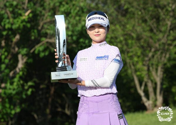 이예원이 우승 트로피와 기념촬영을 하고 있다./사진=KLPGA
