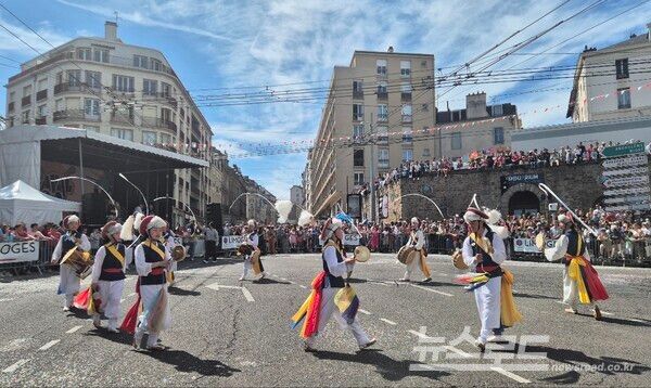이천통신사’가 프랑스 리모주시 거리에서 풍물놀이 공연을 하고 있다./사진=이천시