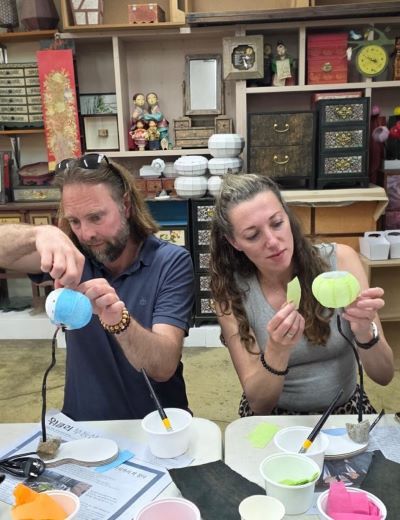 [한국관광공사 사진제공] 전통 한지 만들기 체험을 하고 있는 참가자들