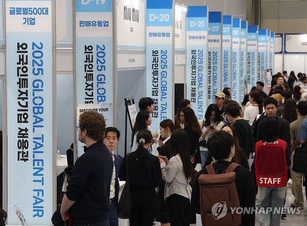 일자리박람회에 몰린 구직자들/연합뉴스