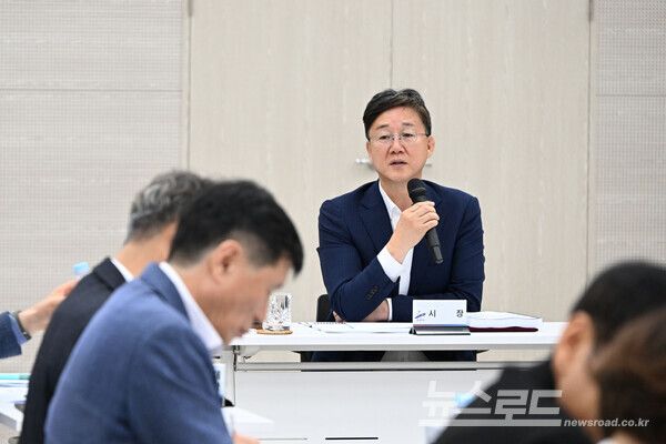 이민근 시장이 2035 비전 종합발전계획 수립 용역 중간 보고회를 진행하고 있다./사진=안산시