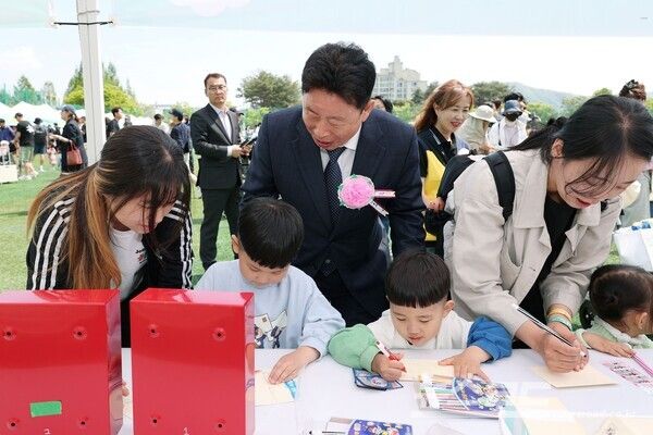 서태원 군수가 '제14회 가평군 어린이날 큰장치'에 참석해 아이들을 응원하고 있다./사진=가평군