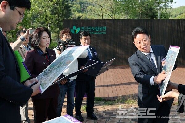 서태원 군수가 실사단에 브리핑을 하고 있다./사진=가평군