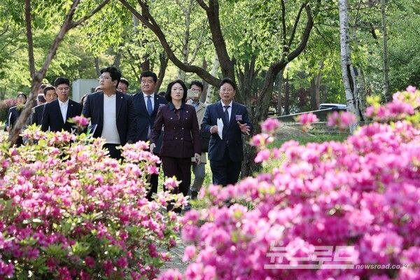 서태원 군수가 실사단과 후보지에 대해 설명하고 있다./사진=가평군