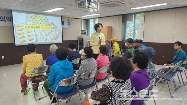 이천시보건소가 어르신 대한 '의약품 안전관니 시민 교육'을 실시하고 있다./사진=이천시