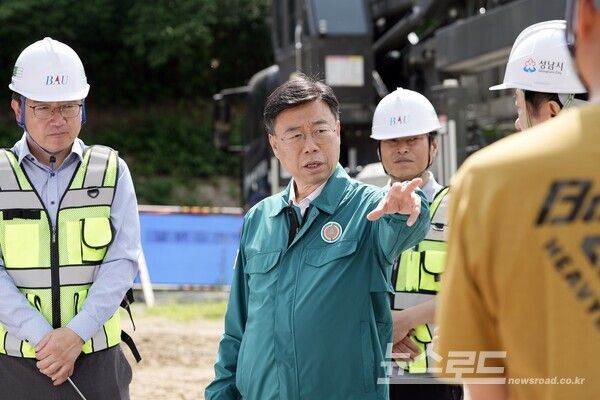 신상진 시장이 탄천 교량 복구 공사 현장 점검을 실시하고 있다./사진=성남시