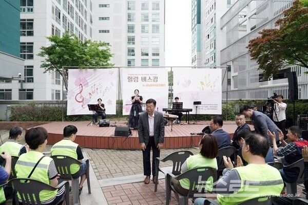 신상진 시장이 ‘힐링 버스킹 in 성남하이테크밸리’에 참석해 인사를 하고 있다/사진=성남시