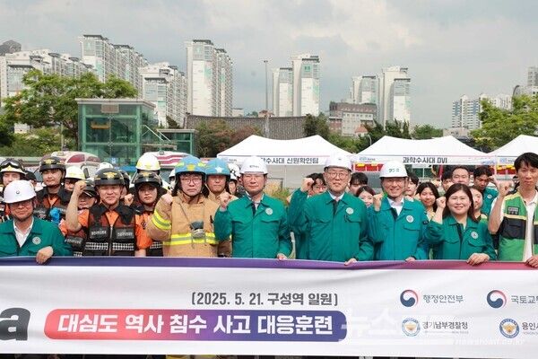 훈련이 끝난 뒤 참가자들이 기념사진을 촬영하고 있다/사진=용인시