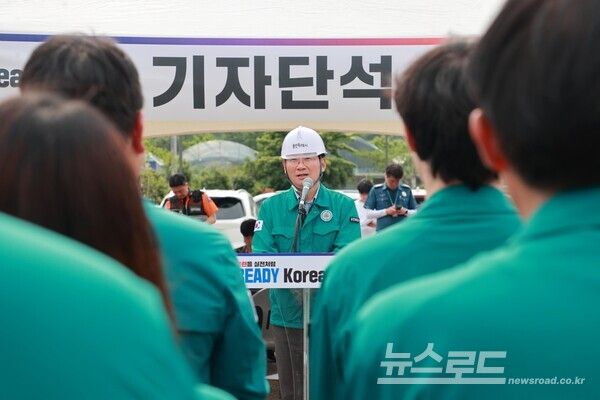 이상일 시장이 훈련이 끝난 뒤 강평을 하고 있다/사진=용인시