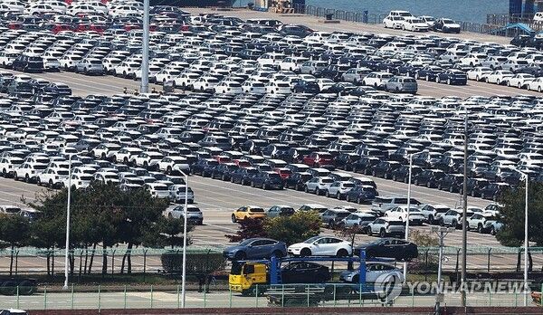 평택항에서 수출 선적을 기다리는 한국산 자동차/연합뉴스