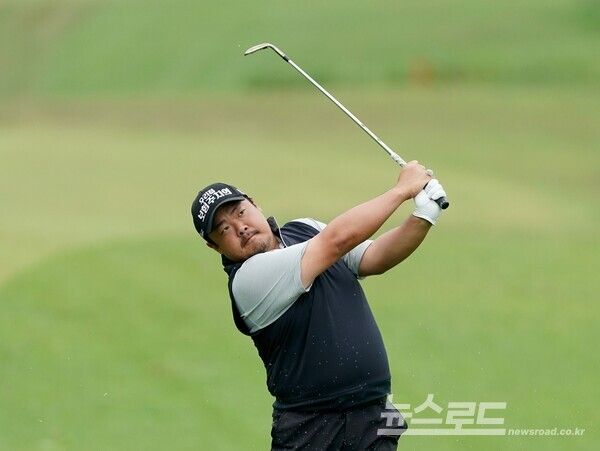 유송규가 6번 홀 세컨샷을 하고 있다./사진=코오롱 한국오픈 조직위원회