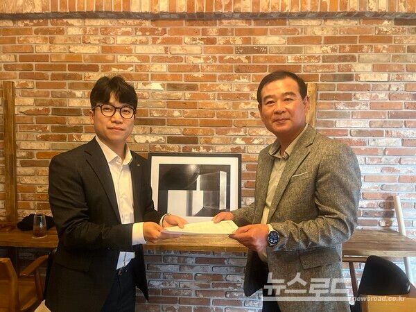 박동진 KB국민은행 여수종합금융센터 팀장(왼쪽)이 장길태 순천만나눔재단 이사장에게 기부금을 전달하고 있다. 사진=조성진 기자