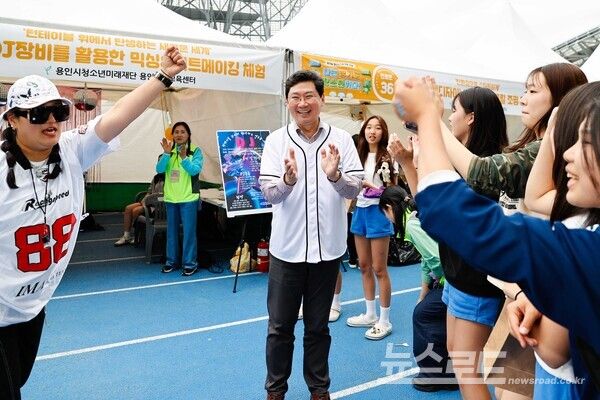 이상일 시장이 '2025 경기도 청소년 진로·문화 축제'에 참석해 부스를 방문하며 청소년들과 인사를 나누고 있다./사진=용인시