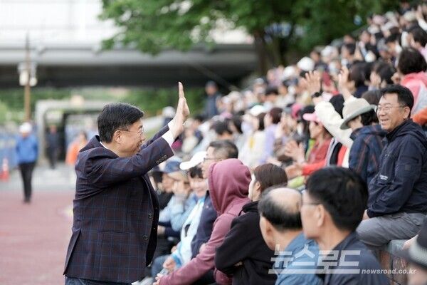 신상진 시장이 행사에 참석한 시민과 인사를 나누고 있다./사진=성남시