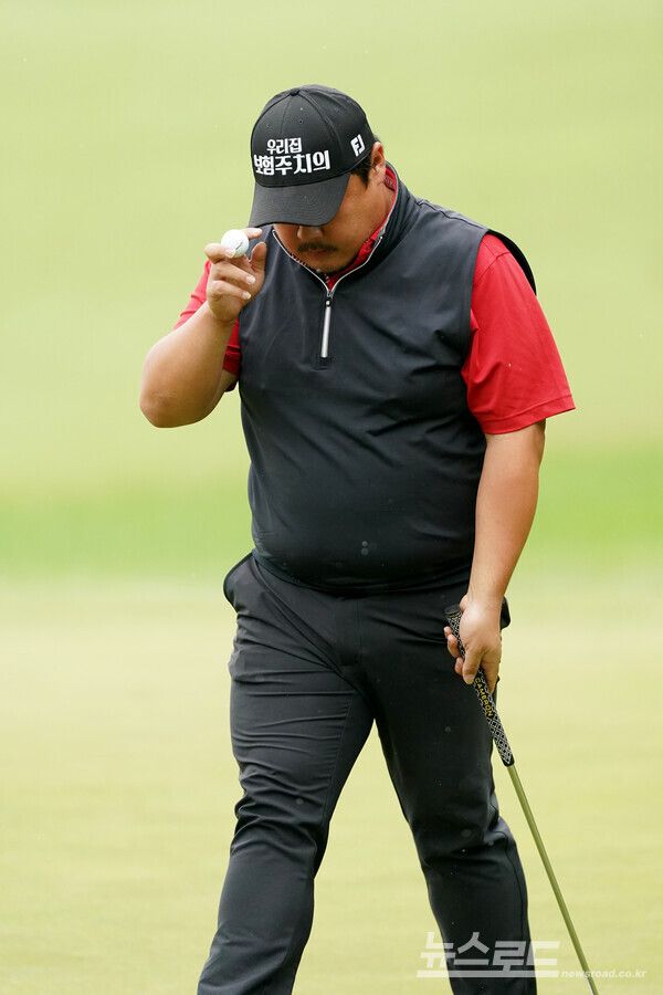 유송규가 1번 홀 그린에서 홀아웃하고 이동하고 있다./사진=코오롱 한국오픈 조직위원회 제공