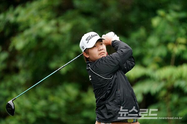 뽐 삭산신이 2번 홀 티샷후 자신의 볼을 바라보고 있다./사진=코오롱 한국오픈 조직위원회 제공