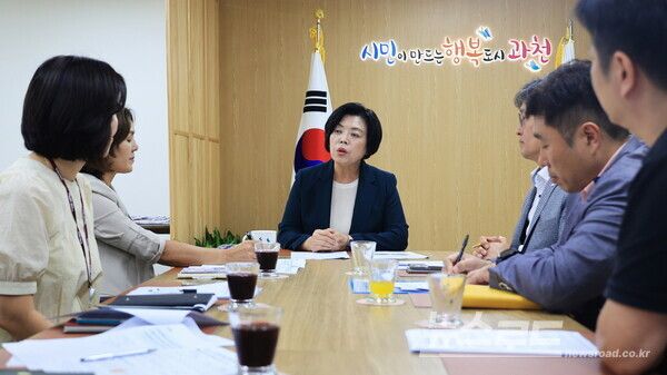 신계용 시장이 지난 2024년 7월 안양과천교육지원청, 한국토지주택공사 등 관계기관과 단설중학교 신설을 포함한 지역교육현안을 논의하고 있다./사진=과천시