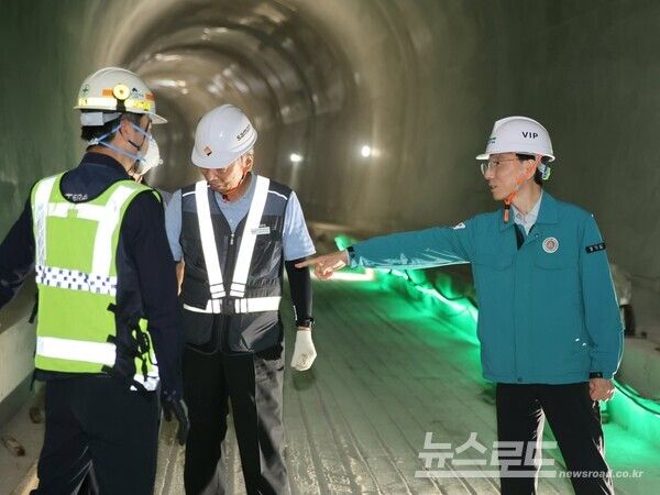 김성중 행정1부지사가 지하·토공사 현장 안전대책 추진 사항 점검 및 현장 의견청취를 위해 도봉산~옥정 광역철도(1공구)를 방문해 현정을 점검하고 있다./사진=경기도