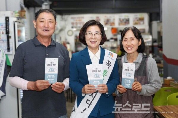 김보라 시장이 상인들과 투표 독려를 위한 캠페인을 진행하고 있다./사진=김보라 시장 페이스북