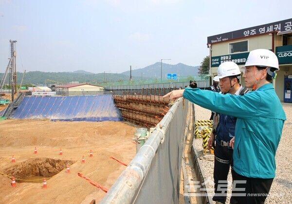 김성중 행정1부지사가 지하·토공사 현장 안전대책 추진 사항 점검 및 현장 의견청취를 위해 양주 지반침하 우려 토공사 현장점검을 하고 있다./사진=경기도