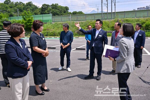 전진선 군수가 양평역 연계 공영주차장에 대해 설명하고 있다./사진=양평군&nbsp;