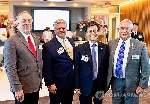 한국무역협회가 지난 13일(현지시간) 미국 워싱턴 DC에서 개최한 'KITA 네트워킹 리셉션'에서 윤진식 한국무역협회 회장이 미국 의회 의원들과 기념 촬영하고 있다. 왼쪽부터 앤디 빅스 연방 하원의원, 드루 퍼거슨 전 연방 하원의원, 윤진식 회장, 조 윌슨 연방 하원의원/연합뉴스