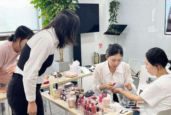 과천시 청년공간 비행지구에서 2024년에 진행된 청년낭만프로그램 모습(퍼스널컬러 진단)/사진=과천시