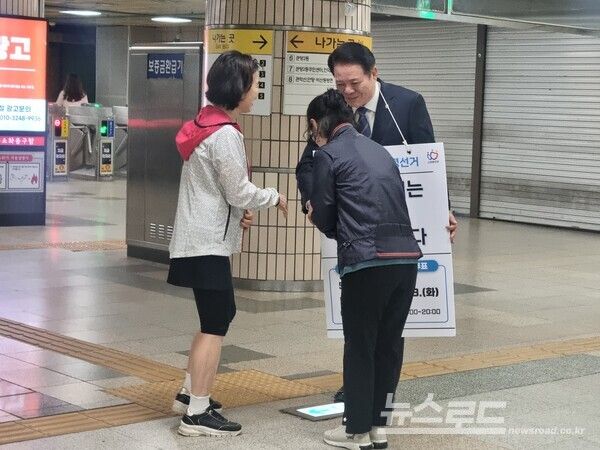최대호 시장이 28일 인덕원역에서 투표독려 캠페인을 진행하면서 시민과 인사를 나누고 있다./사진=최대호 시장 페이스북