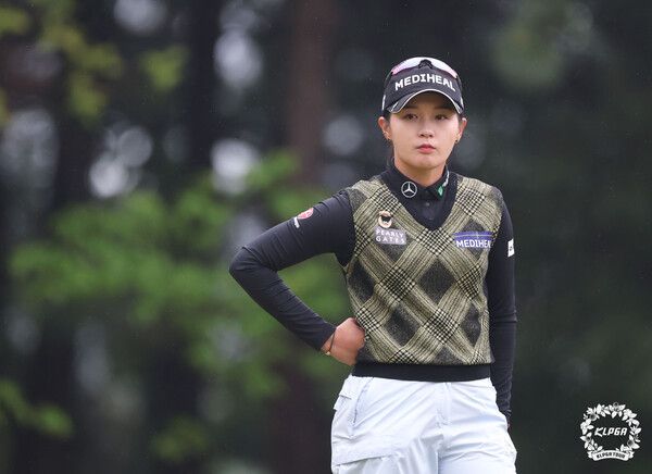 박현경 크리스에프앤씨 제47회KLPGA 챔피언십 3R 3번홀 그린 공략 고심 /KLPGA