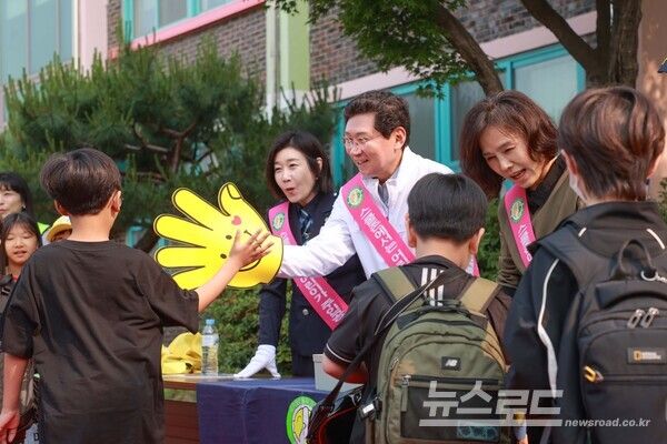 이상일 시장이 서룡초 교통안전 캠페인에 동참해 하이파이브를 하며 소통하고 있다./사진=용인시