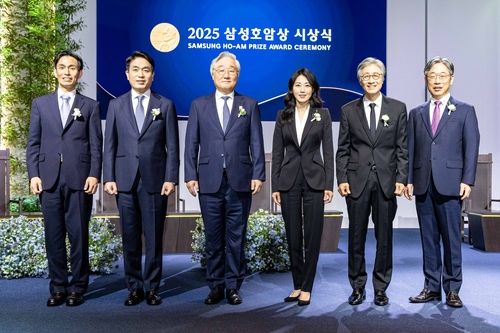 삼성호암상 수상자들이 30일 서울 신라호텔 다이너스티홀에서 열린 '2025 삼성호암상 시상식'에서 기념 촬영을 하고 있다. 왼쪽부터 과학상 물리·수학부문 신석우 UC버클리 교수, 과학상 화학·생명과학부문 정종경 서울대 교수, 공학상 김승우 KAIST 명예교수, 의학상 글로리아 최 MIT 교수, 예술상 구본창 사진작가, 사회 봉사상 김동해 사단법인 비전케어 이사장/연합뉴스