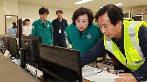 신계용 시장이 제2경인고속도로 방음터널 관련해 브리핑을 받고 있다./사진=과천시