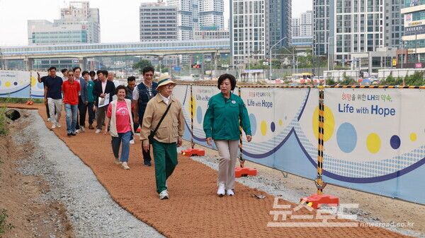 신계용 시장이 주민들의 불편사항을 청취하면서 현장을 둘러보고 있다./사진=과천시