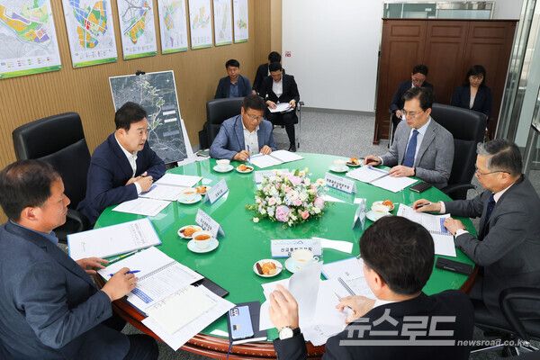 김성제 의왕시장이 이한준 LH사장과 면담을 통해 의견을 전달하고 있다./사진=의왕시