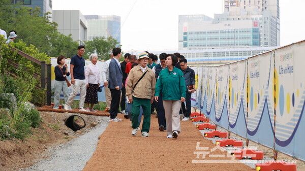 신계용 시장이 주민들과 함께 지식정보타운~인덕원 임시 보행로 현장확인을 하고 있다./사진=과천시