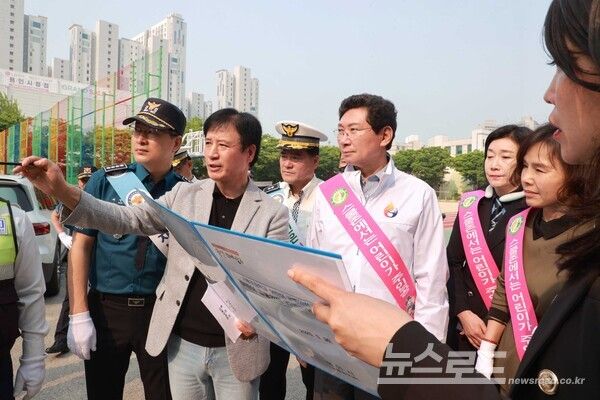 이상일 시장이 30일 서룡초를 찾아 학교 주변 통학로 상황을 보고받으며 점검하고 있다./사진=용인시