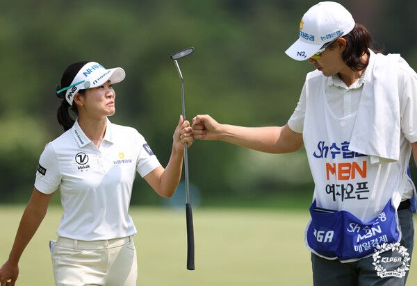 박민지가 Sh수협은행 MBN 여자오픈 2R 18번홀에서 버디를 성공시키며 홀아웃하고 있다./사진=KLPGA