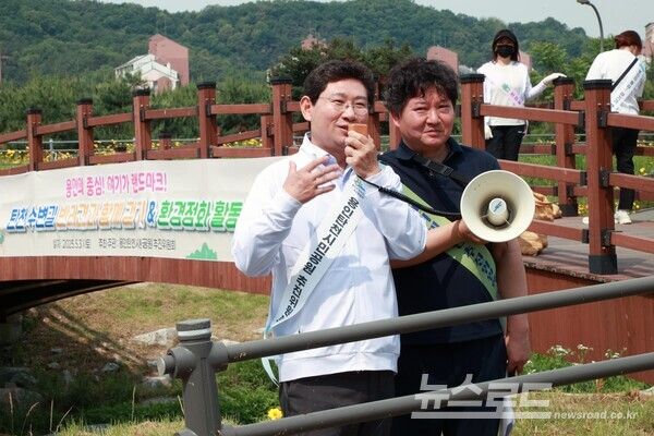 이상일 시장이 31일 탄천수변길 반려견과 함께 걷기 & 환경정화 활동에 참석해 인사말을 하고 있다./사진=용인시