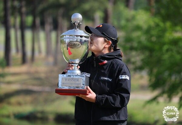 홍정민이 우승 트로피에 입맞춤을 하고 있다./사진=KLPGA