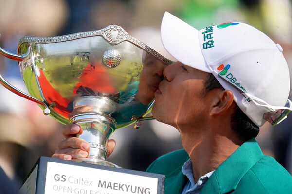 문도엽이 순회배에 입맞춤을 하고 있다./사진=KGA