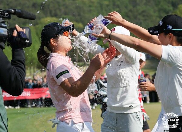 우승을 확정한 홍정민이 동료 선수들에게 물세례를 받고 기뻐하고 있다./사진=KLPGA&nbsp;