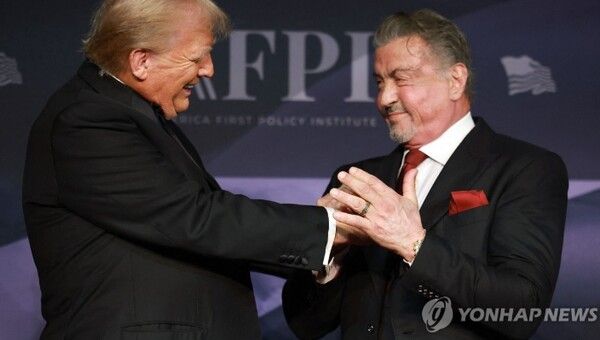 영화배우 실베스터 스탤론(우측)과 함께 한 도널드 트럼프 미국 대통령/연합뉴스