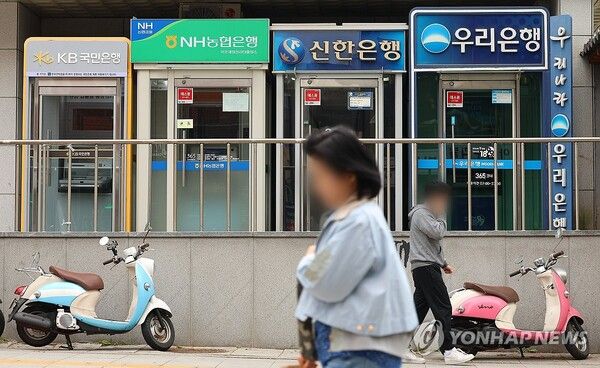 역대급으로 벌어진 예대금리차, 공시 이래 최대 수준/연합뉴스