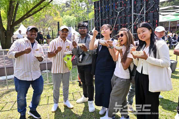 비빔밥 나눔행사 후&nbsp; 다회용기를 사용해 시식하는 모습/사진=양평군