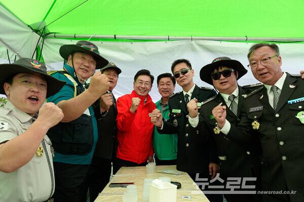 지역사회 단체들이 안전한 축제를 위해 봉사를 진행후 기념촬영을 하고 있다./사진=양평군