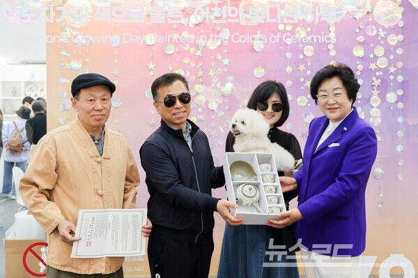 김경희 시장(우측 첫 번째)이 100만 번쩨 방문객에게 다기 세트를 전달하며 기념촬영을 하고 있다./사진=이천시