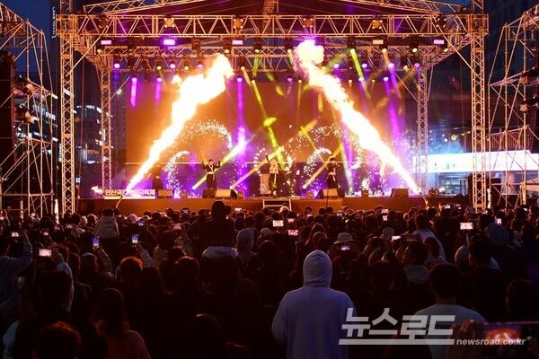 안산국제거리극축제 개막식에서 예화 플레이밍 파이어가 화려한 불 퍼포먼스를 선보이고 있다./사진=안산시