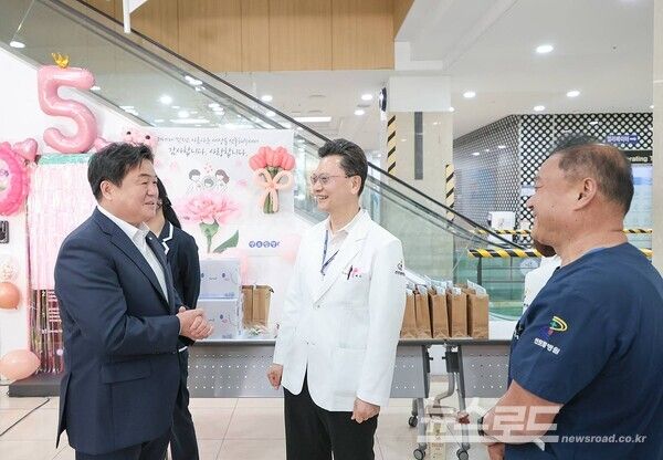 임병택 시장(우)이 센트럴병원 이사장과 인사를 나누고 있다./사진=임병택 시장 페이스북&nbsp;