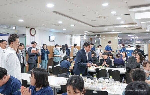 임병택 시장이 구내식당에서 병원 관계자들과 인사를 나누고 있다./사진=임병택 시장 페이스북